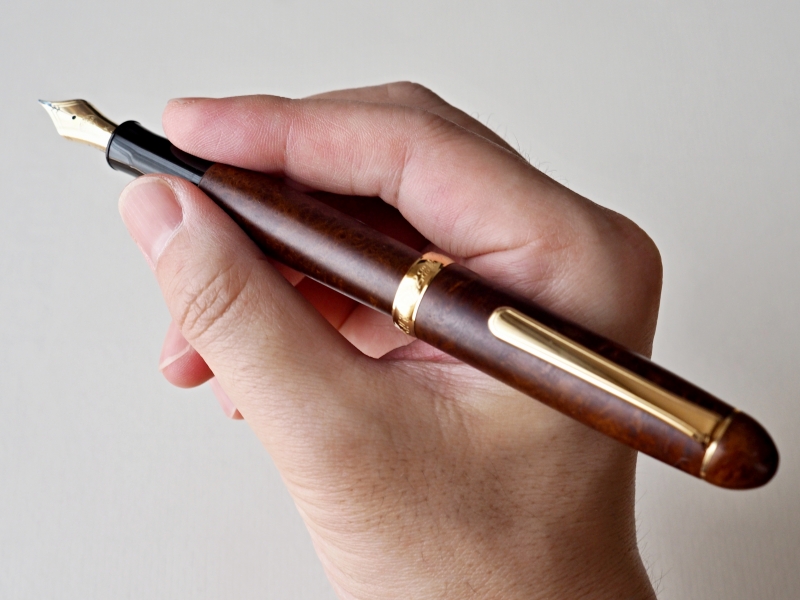 日本的美しさを持つ木軸万年筆！プラチナ #3776 センチュリー ブライヤー (薄) 【ペン先比較と木軸比較】 | ホシイモノガ＝アリス・ギル