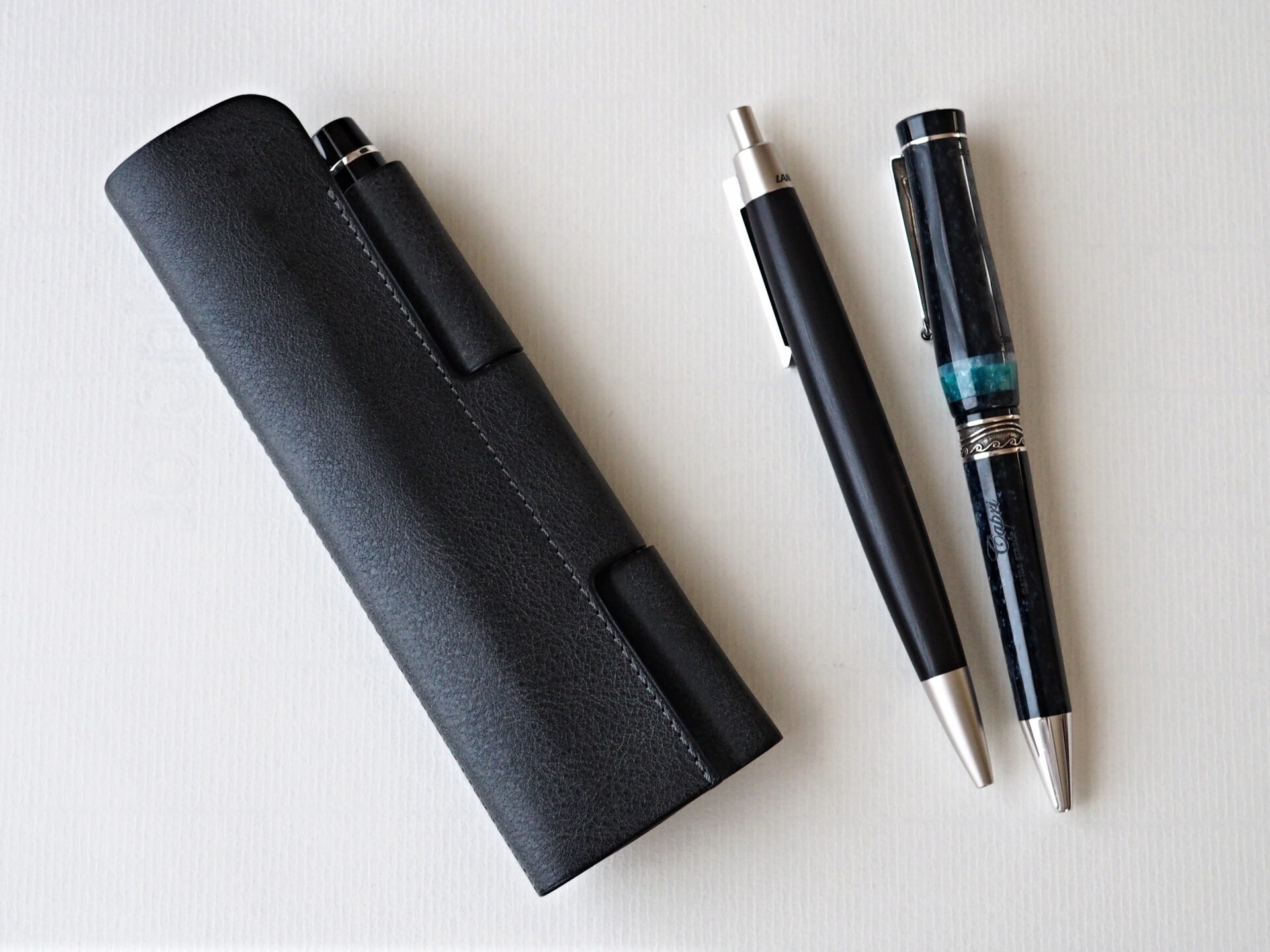 中太軸の万年筆とボールペンを3本持ち運ぶための極小ペンケース
